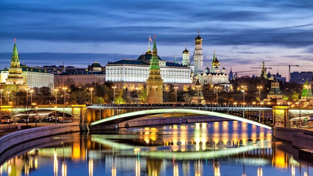  El Kremlin prevé un PIB cercano al 1 % y una inflación controlada hacia finales de 2025. 