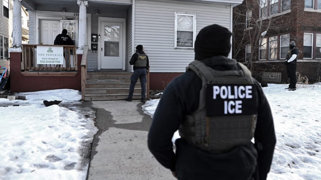ICE amplía redadas domiciliarias y desata críticas por violar la Constitución
