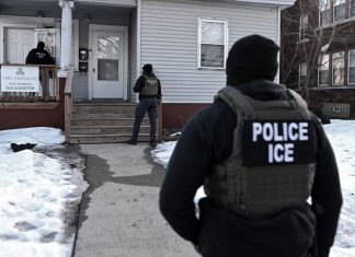 ICE podrá ingresar a viviendas sin orden judicial ICE amplía redadas domiciliarias y desata críticas por violar la Constitución