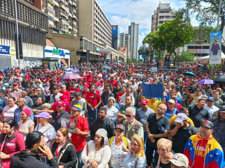 Manifestantes se congregan en Caracas este fin de semana para exigir el retorno del presidente Nicolás Maduro.