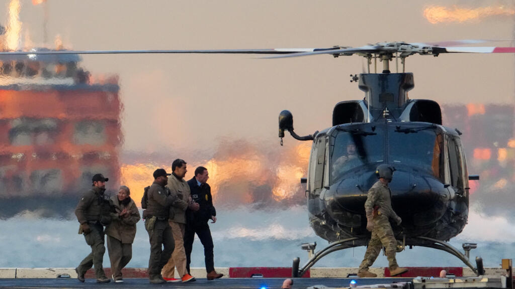 Nicolás Maduro y su esposa Cilia Flores son trasladados al tribunal federal de Manhattan por agentes de la DEA.