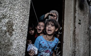 Niños de Gaza asisten a la escuela en zonas expuestas a francotiradores Menores en Gaza cruzan zonas de francotiradores para ir a clases