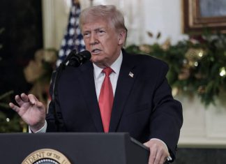 Trump impondrá arancel del 25 % a países que comercien con Irán La Casa Blanca admite que los ataques aéreos siguen sobre la mesa
