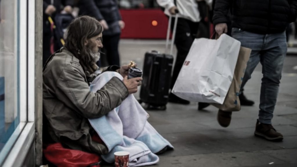 Informe UK Poverty 2026 alerta sobre aumento histórico de la pobreza extrema en Reino Unido