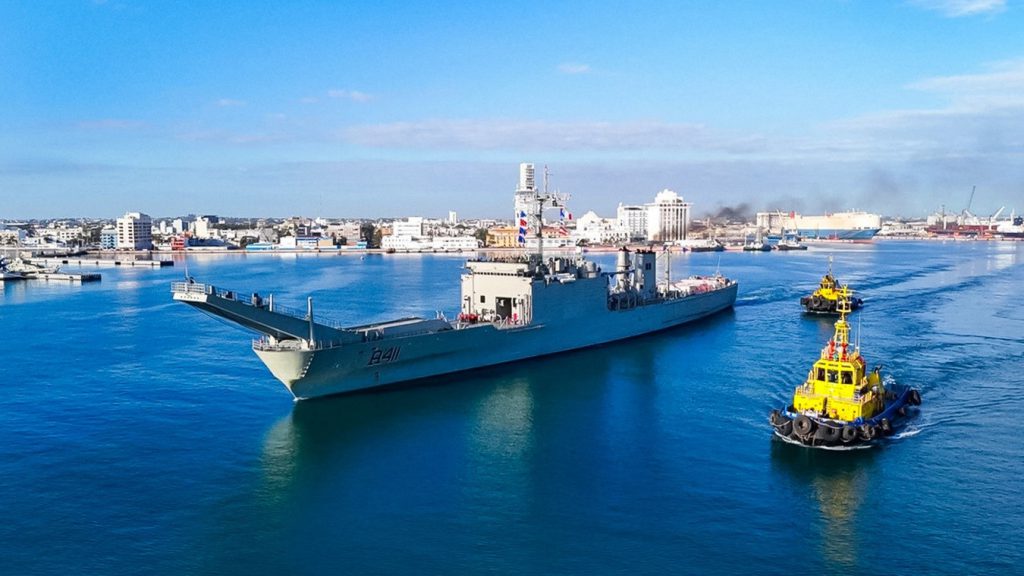 Buques de la Marina mexicana entregan alimentos y medicinas a la isla