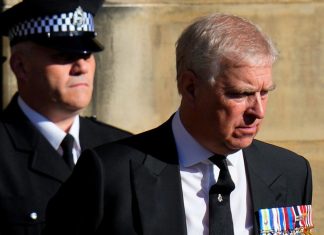 Caso Jeffrey Epstein estalla en Reino Unido: detienen a Andrés, duque de York Exduque de York bajo custodia por mala conducta durante un cargo público