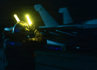 EEUU amenaza desplegando cazas en portaviones frente a Oriente Medio Reportes advierten posibles preparativos ante un enfrentamiento con Irán