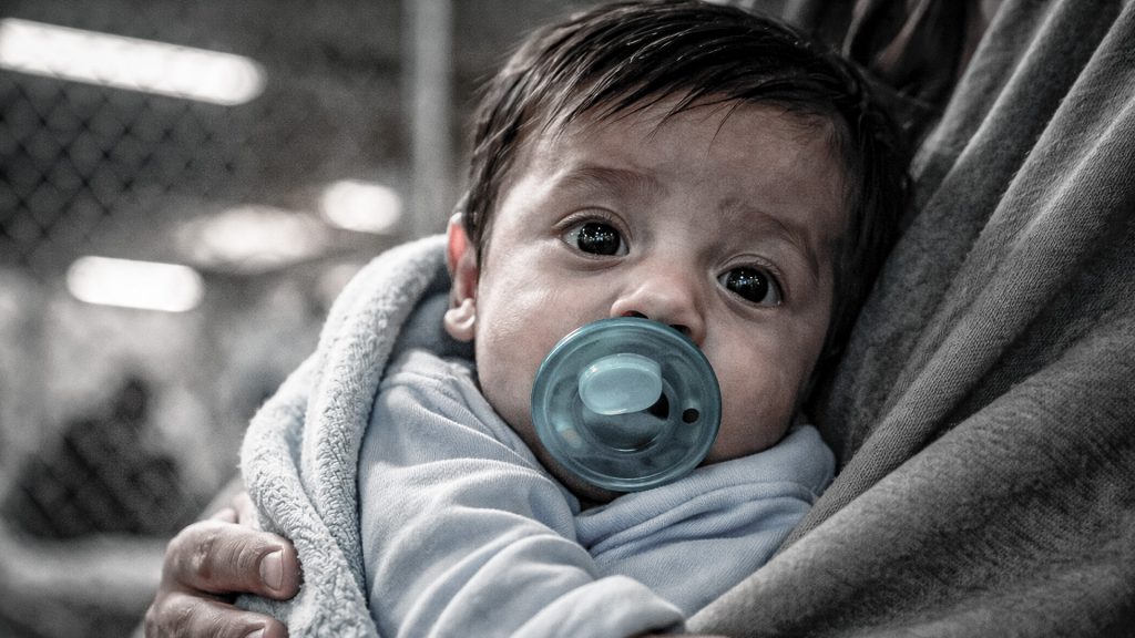 Expulsión de niño de dos meses con bronquitis causa indignación en EEUU