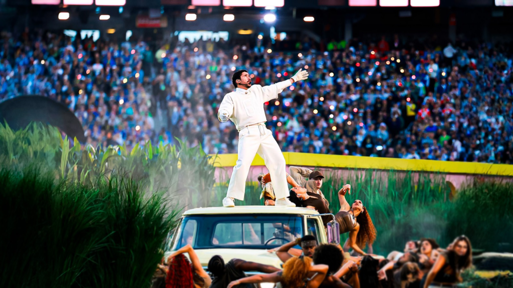 El cantante durante su presentación en el medio tiempo del Super Bowl, rodeado de símbolos de la cultura latinoamericana