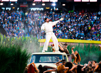 El Super Bowl más latino de la historia: Bad Bunny convierte el show en una bofetada cultural a Trump El cantante durante su presentación en el medio tiempo del Super Bowl, rodeado de símbolos de la cultura latinoamericana