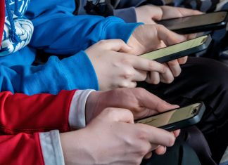 España endurece control de redes sociales para menores de 16 años España prohibirá el acceso a redes sociales a menores de 16 años de edad.