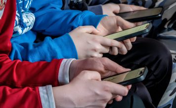 España endurece control de redes sociales para menores de 16 años España prohibirá el acceso a redes sociales a menores de 16 años de edad.