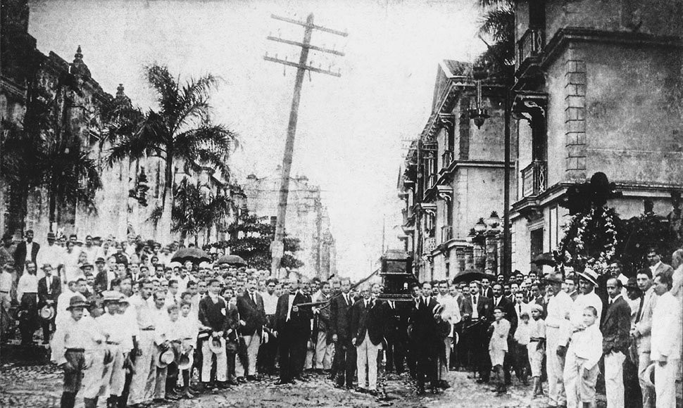 Multitudinario cortejo fúnebre que acompañó los restos de Rubén Darío rumbo a la Catedral de León, Nicaragua.