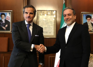 OIEA e Irán podrían alcanzar acuerdo sobre inspecciones nucleares en los próximos días Rafael Rossi y el Ministro de Exteriores iraní Abbas Araghchi (der) en Teherán.