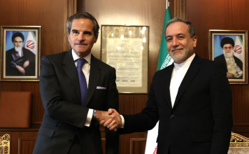 OIEA e Irán podrían alcanzar acuerdo sobre inspecciones nucleares en los próximos días Rafael Rossi y el Ministro de Exteriores iraní Abbas Araghchi (der) en Teherán.