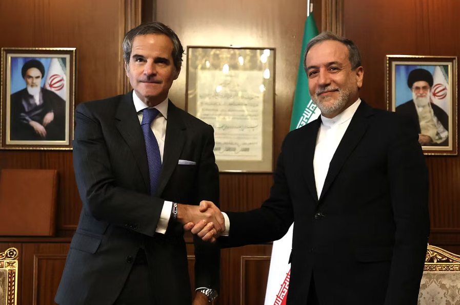 Rafael Rossi y el Ministro de Exteriores iraní Abbas Araghchi (der) en Teherán.