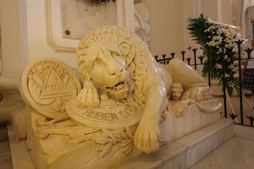 Sepulcro de Rubén Darío bajo el león doliente en la Catedral de León, febrero 2026.