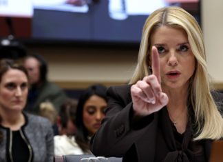 Víctimas de Epstein acusan al DOJ de intentar silenciarlas En el Congreso, ninguna víctima confirmó haber sido contactada por la fiscalía federal