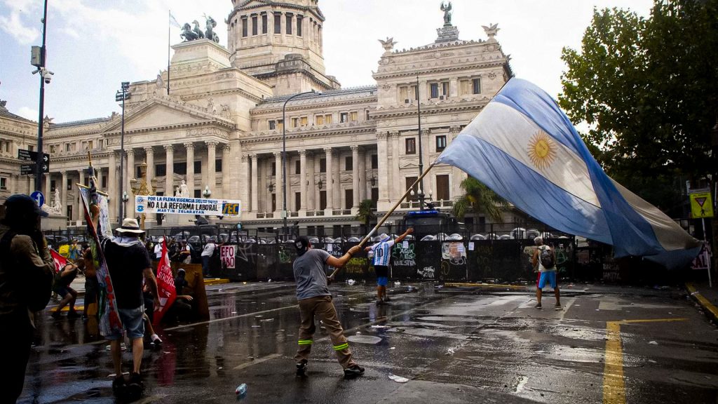Reforma laboral propone limitar el derecho a huelga y extender jornadas laborales hasta 12 horas