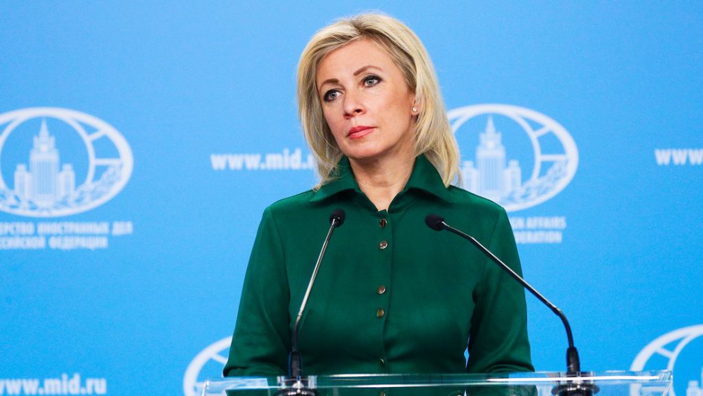 Las críticas surgen tras llamados de Macron a recomponer vínculos con Moscú