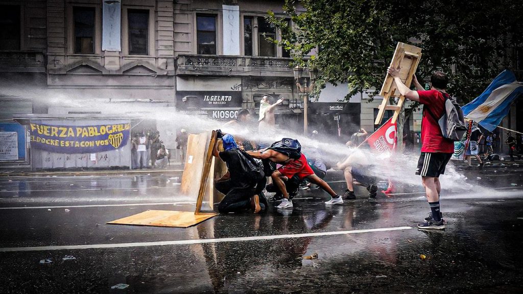 Masivas protestas y disturbios tras la media sanción de la reforma laboral