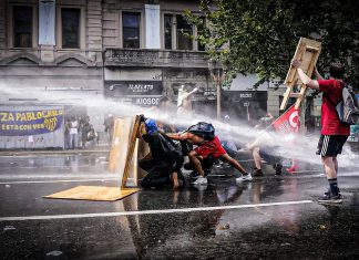 Argentina estalla en las calles contra reforma laboral de Milei Masivas protestas y disturbios tras la media sanción de la reforma laboral