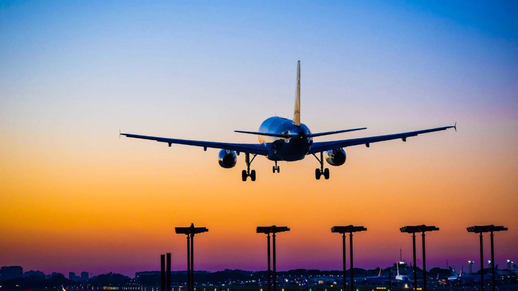 Las aerolíneas internacionales han empezado a reajustar sus tarifas en medio de la tensión geopolítica en Medio oriente