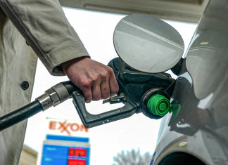 Gasolina en EEUU supera los 4 dólares en medio de tensiones con Irán El aumento del combustible en Estados Unidos refleja el impacto directo de la tensión con Irán en el mercado global