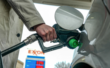 Gasolina en EEUU supera los 4 dólares en medio de tensiones con Irán El aumento del combustible en Estados Unidos refleja el impacto directo de la tensión con Irán en el mercado global