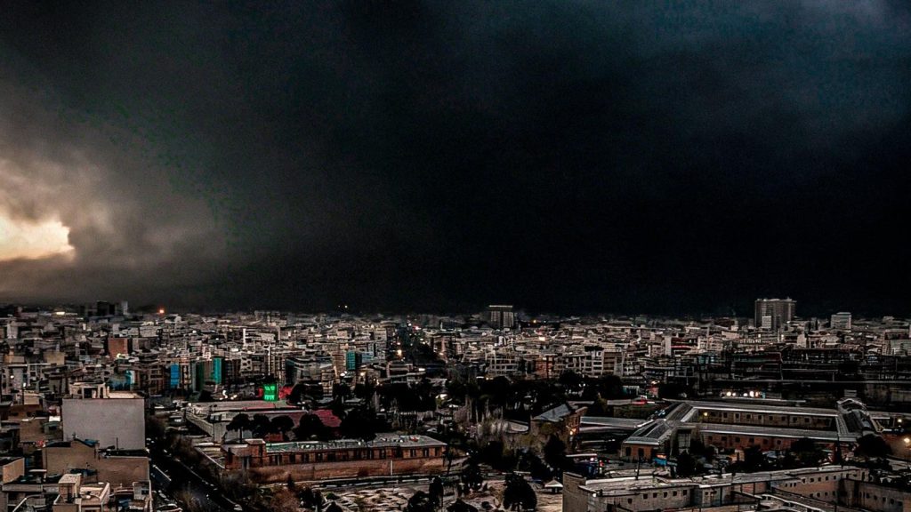 Nubes tóxicas sobre Irán como consecuencia de los ataques a depósitos de combustible.