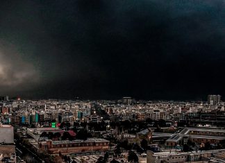 Irán denuncia «crímenes de guerra» tras ataques a infraestructura energética en Teherán Nubes tóxicas sobre Irán como consecuencia de los ataques a depósitos de combustible.