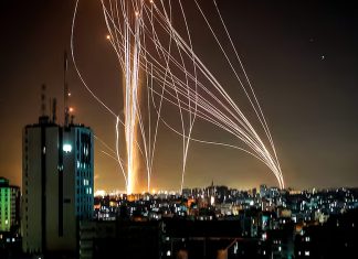 Irán lanza ataques contra el Ministerio de Defensa y aeropuerto de Israel Teherán asegura haber alcanzado infraestructura militar israelí