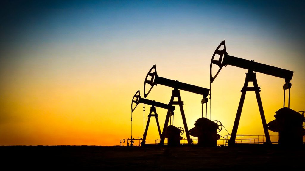 La tensión en Oriente Medio y las restricciones en el estrecho de Ormuz impulsan una fuerte volatilidad en el mercado petrolero internacional