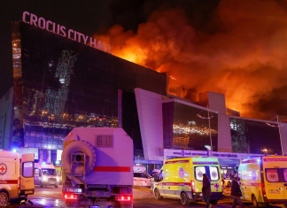 Tribunal ruso condena a implicados por atentado terrorista en Crocus City Hall Servicios de emergencia frente a Crocus City Hall tras el ataque armado ocurrido el 22 de marzo de 2024