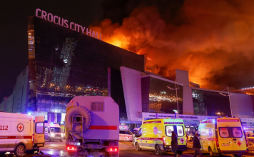 Tribunal ruso condena a implicados por atentado terrorista en Crocus City Hall Servicios de emergencia frente a Crocus City Hall tras el ataque armado ocurrido el 22 de marzo de 2024