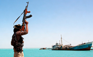 Yemen advierte que podría cerrar el paso de Bab al-Mandeb El cierre del paso marítimo impactaría rutas clave del comercio internacional