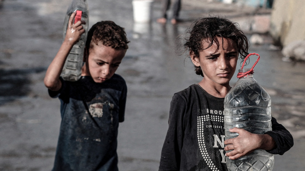 Habitantes de Gaza enfrentan condiciones extremas por la falta de acceso a agua potable en medio de asedio israelí