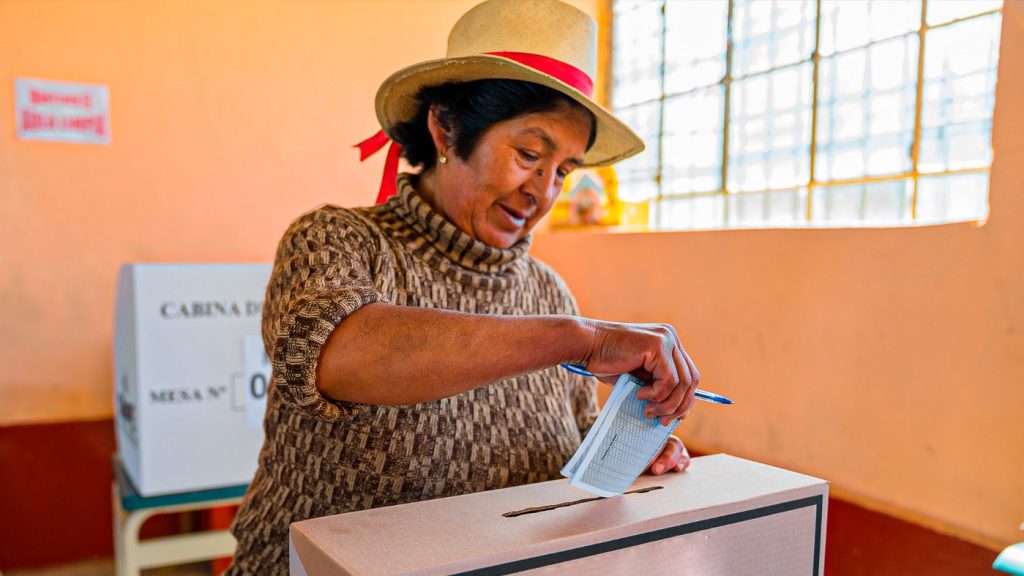Perú vota en medio de fragmentación y récord de candidatos