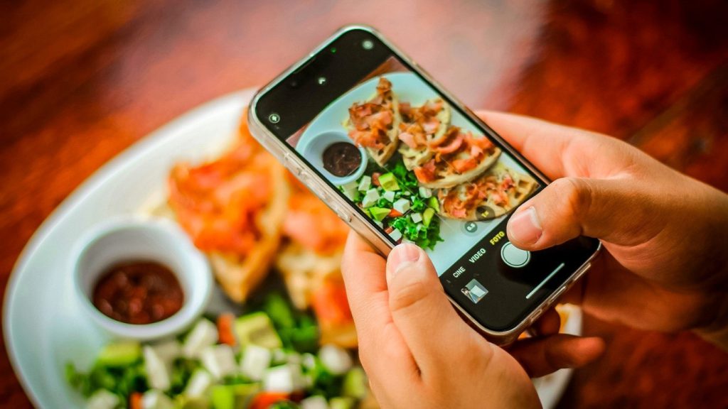 El consumo digital de contenido de comida podría influir en la forma en que las personas gestionan sus hábitos alimenticios