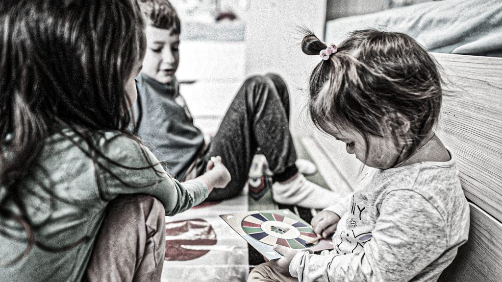 Testimonios denuncian amenazas y abusos contra niños en guarderías francesas