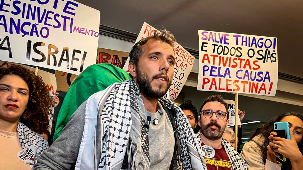 El activista fue recibido en São Paulo por activistas que exigieron romper relaciones con Israel