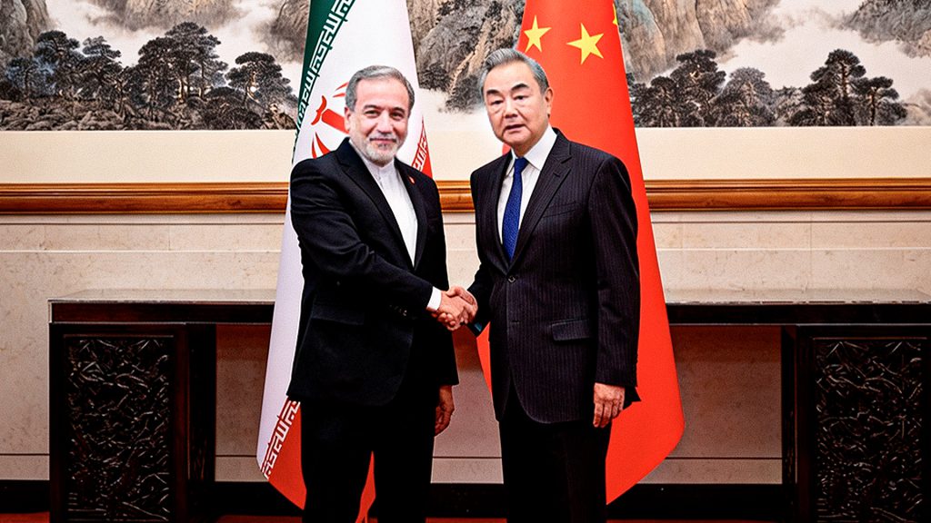 El canciller chino Wang Yi insta al cese el fuego en Irán durante su reunión con el diplomático Abbas Araghchi