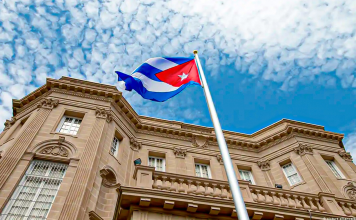 Cuba recibe al director de la CIA y rechaza acusaciones de terrorismo Cuba recibió a una delegación estadounidense encabezada por el director de la CIA, John Ratcliffe