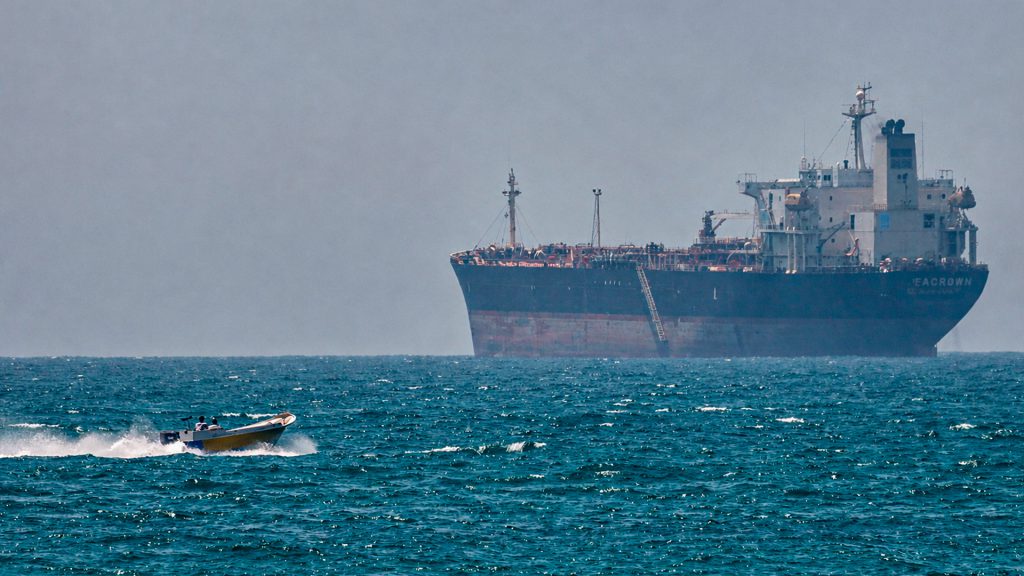 Marineros iraníes denuncian que la flota estadounidense viola el alto el fuego y la libertad internacional de navegación