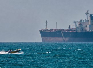 Estados Unidos mantiene bloqueo naval contra Irán en el estrecho de Ormuz pese a anuncio de Trump Marineros iraníes denuncian que la flota estadounidense viola el alto el fuego y la libertad internacional de navegación