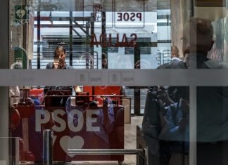 Guardia Civil española registra la sede del PSOE en plena crisis por casos de corrupción Agentes de la Guardia Civil requieren documentación por presunta trama para desestabilizar procesos judiciales