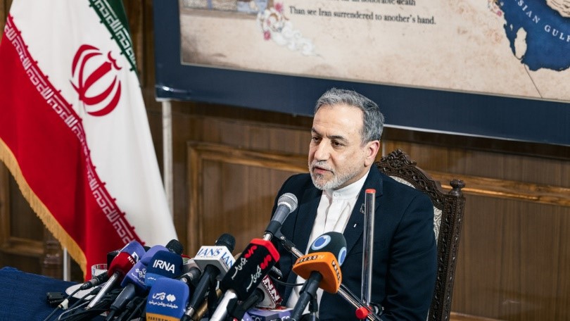 Araghchi afirma que Irán no cederá ante amenazas