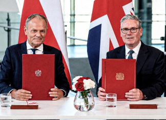 Polonia y Reino Unido firman un tratado de defensa para hacer frente a Rusia Los primeros ministros de Polonia y Reino Unido revisarán cada dos años la aplicación del pacto de seguridad