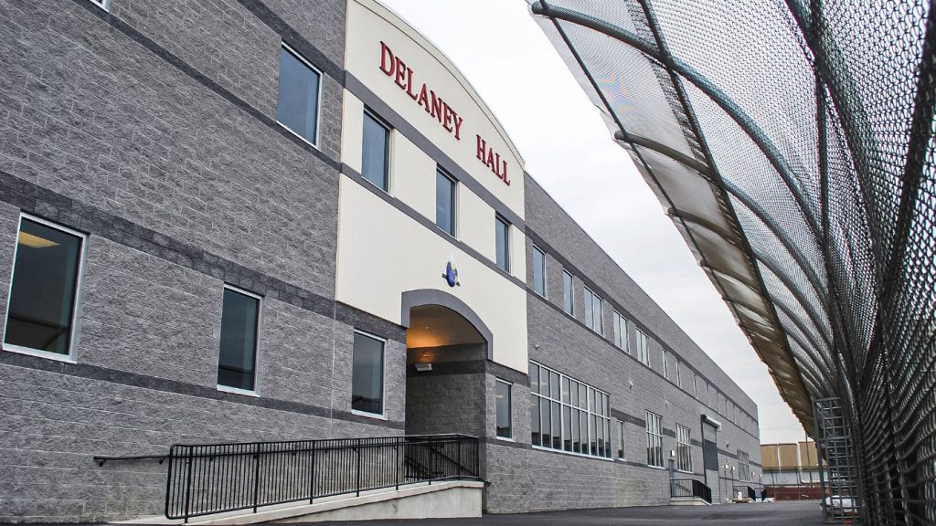 Detenidos en Delaney Hall afirman recibir alimentos vencidos con gusanos y nulo acceso a cuidados médicos.