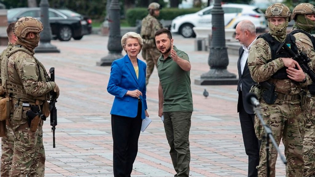 Medvédev cuestiona la permanencia de personal europeo en la capital ucraniana en medio de la escalada militar